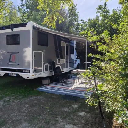Emplacements 10 Emplacement pour camping car en Vendee – Camping du Lac du Jaunay
