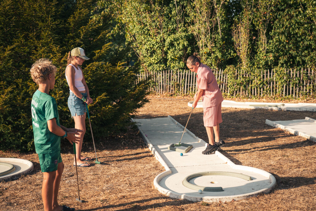 Mini Golf au Camping du Lac du Jaunay – Activite en Famille en Vendee
