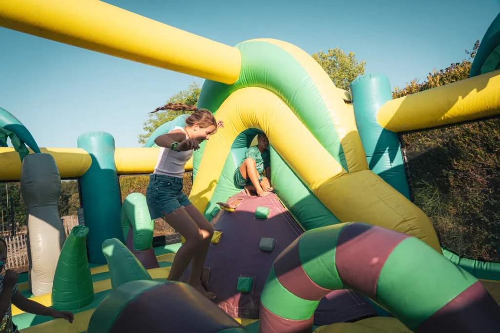 camping lac du jaunay parcours gonflable enfants vendee