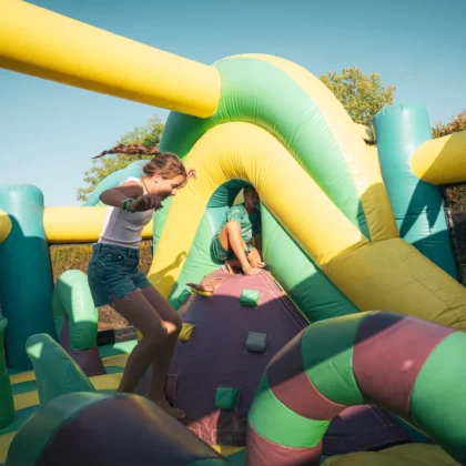 Activités 10 camping lac du jaunay parcours gonflable enfants vendee
