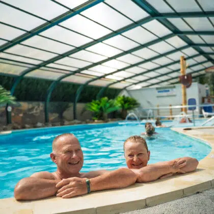 Piscine 9 camping avec piscine couverte vendee