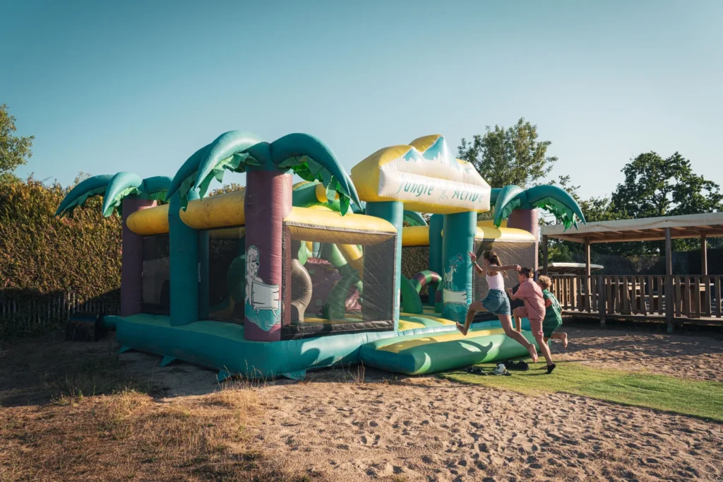aire jeux gonflable camping lac jaunay vendee