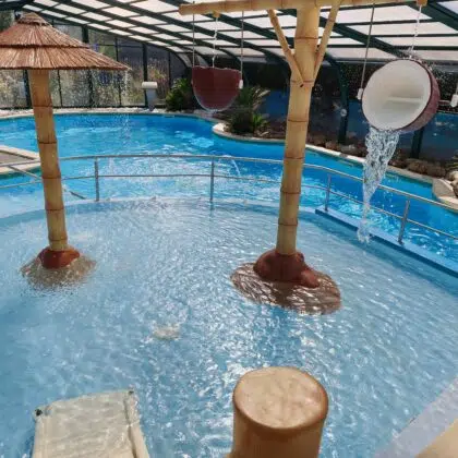 Piscine 6 camping du lac du jaunay piscine couverte pataugeoire Vandee