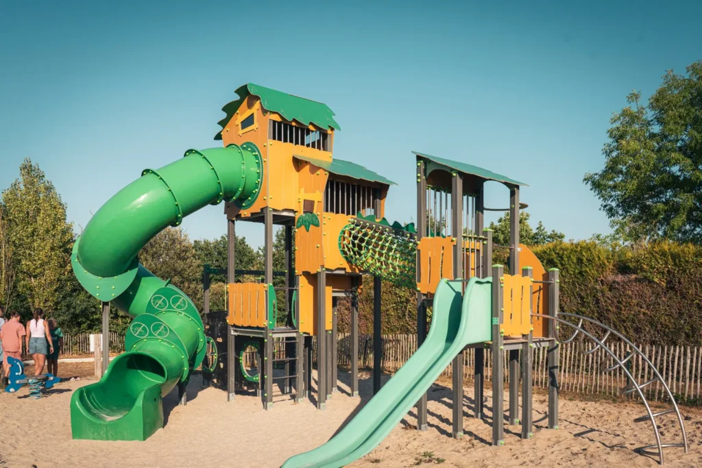 camping lac du jaunay aire jeux toboggans enfants vendee