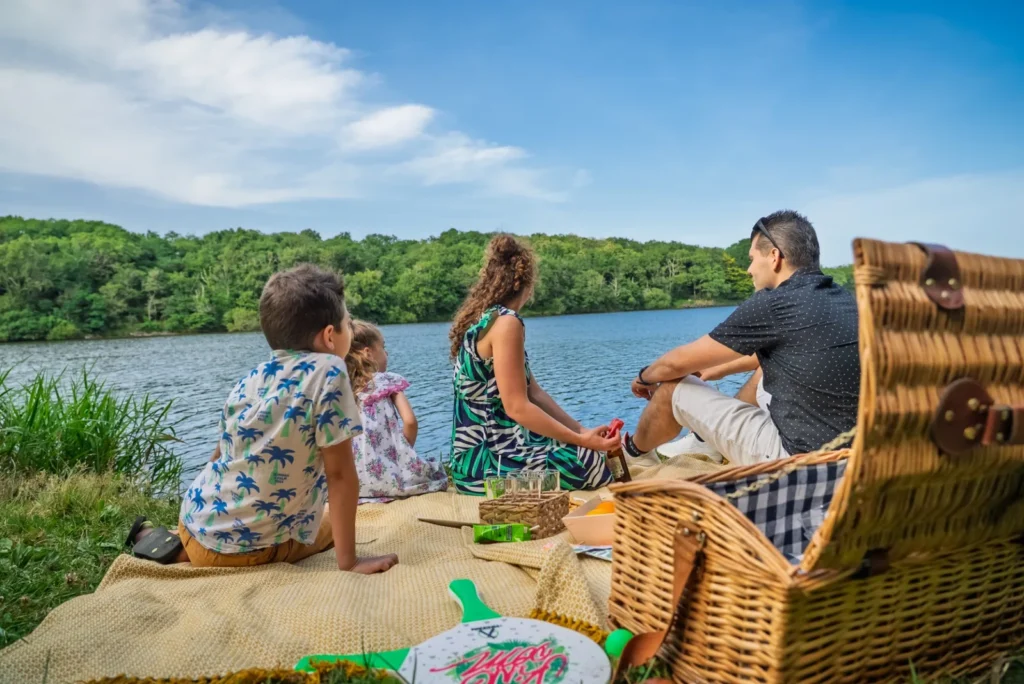 pique nique famille lac jaunay camping vendee